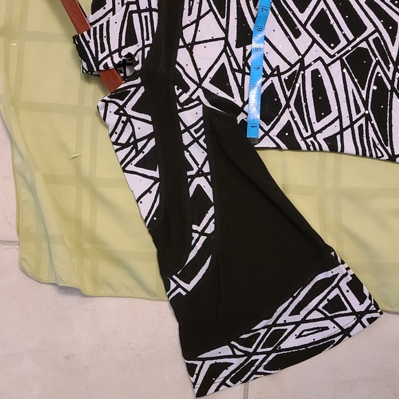 Black and white cold shoulder  by fashque - Picture 2 of 5